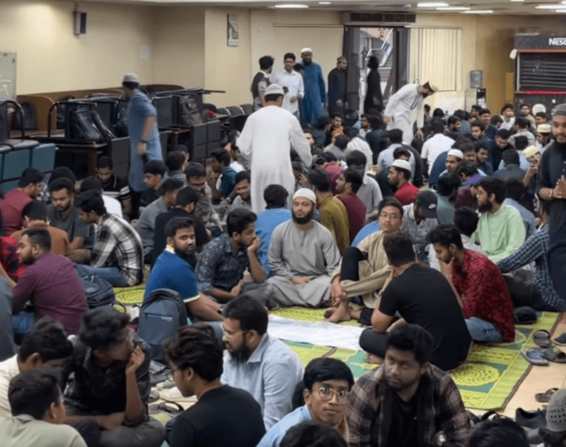 নর্থ সাউথ বিশ্ববিদ্যালয়ের ইফতার মাহফিলে মেঝেতে বসা শিক্ষার্থীরা